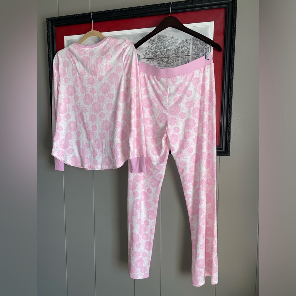 HANNAH Women’s pink pajamas set.